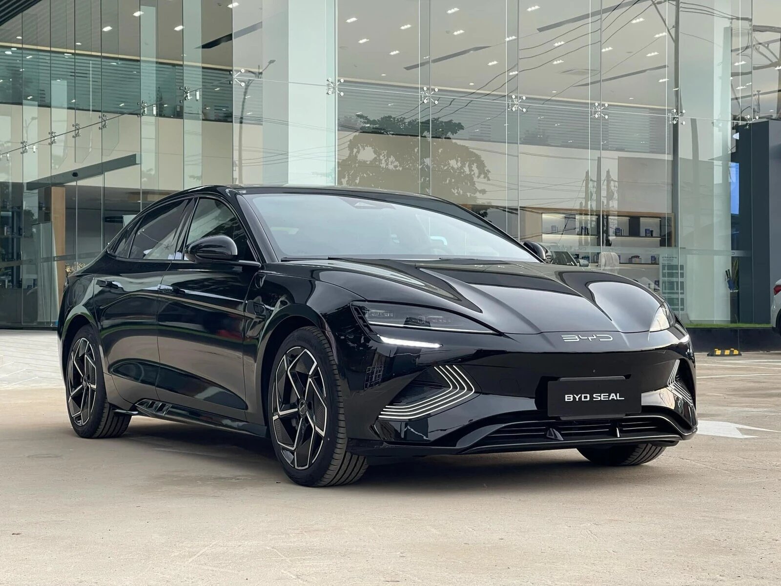 La berline noire 100 % électrique de Radia Prestige